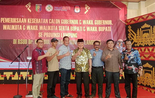 Pasangan calon bupati dan wakil bupati Tanggamus Moh Saleh Asnawi dan Agus Suranto serta tim | Foto : Eka Febriani / Lampung Geh