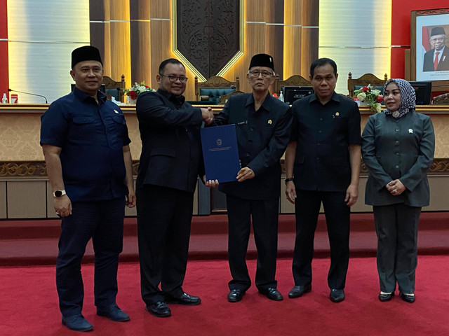 Pj Sekda dan DPRD Kalbar usai tanda tangani nota kesepakatan Raperda Perubahan APBD Tahun Anggaran 2024. Foto: Yulia Ramadhiyanti/Hi!Pontianak