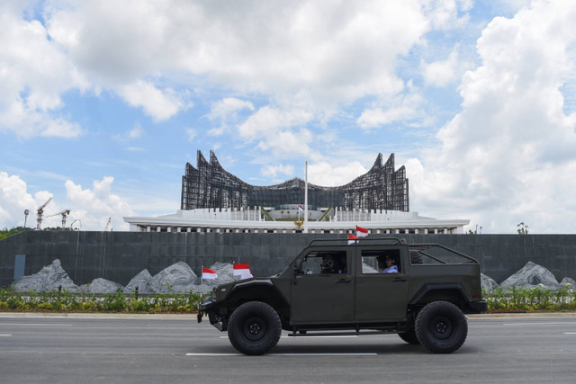 Prajurit TNI AD mengendarai mobil taktis Maung yang membawa duplikat bendera Pusaka Merah Putih dan salinan naskah teks proklamasi saat meninggalkan Istana Negara Ibu Kota Nusantara (IKN), Penajam Paser Utara, Kalimantan Timur, Sabtu (31/8/2024). Foto: M Risyal Hidayat/ANTARA FOTO