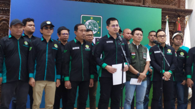 Ketua Umum Gerakan Pemuda Kebangkitan Bangsa (Garda Bangsa), Tommy Kurniawan, saat menyampaikan keterangan di DPP PKB. Foto: Rachmadi Rasyad/kumparan