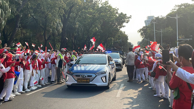 Kirab pengembalian duplikat bendera pusaka tiba di Monas, Jakarta Pusat, Sabtu (31/8/2024). Foto: Fadhil Pramudya/kumparan