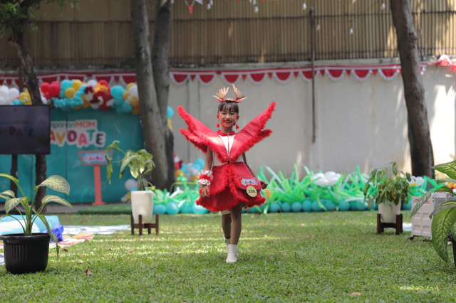 Aksi peserta Kids Fashion Show Competition saat kumparanMOM Playdate Agustus 2024 di Kumparan, Pasar Minggu, Jakarta, Sabtu (31/8/2024). Foto: Jamal Ramadhan/kumparan