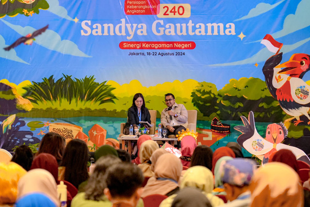 Founder dan CEO Amartha, Andi Taufan Garuda Putra (kanan) saat menjadi pembicara dalam Persiapan Keberangkatan (PK) beasiswa LPDP angkatan 240 di Jakarta. Foto: Dok. Istimewa