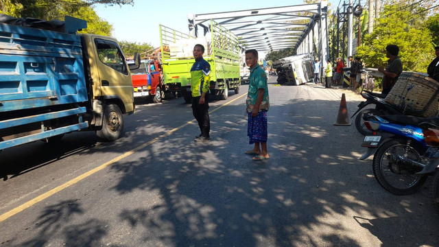 Petugas saat lakukan olah TKP kecelakaan lalu-lintas di Jalan Raya Bojonegoro-Cepu, turut Desa Kalitidu, Kecamatan Kalitidu, Kabupaten Bojonegoro, Jawa Timur. Sabtu (31/08/2024). (Aset: Istimewa)