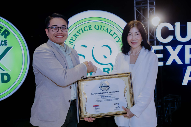 BRI menerima penghargaan Total Service Quality Satisfaction based on Customer Perception Survey SQIndex 2024 dengan Predikat Diamond di ajang Service Quality Awards 2024 di Sky Ayana Jimbaran, Bali. Foto: Dok. BRI