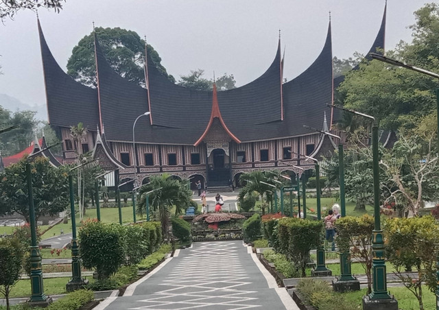 Rumah gadang Minang   Sumber foto: koleksi Israr Iskandar 