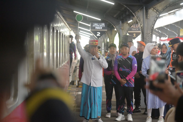 Bupati Jember Hendy Siswanto saat melepas peserta Gerak Jalan Tanggul Jember Tradisional (Tajemtra) 2024 di Stasiun Jember, Sabtu, (31/8/2024). Foto: Dok. Istimewa