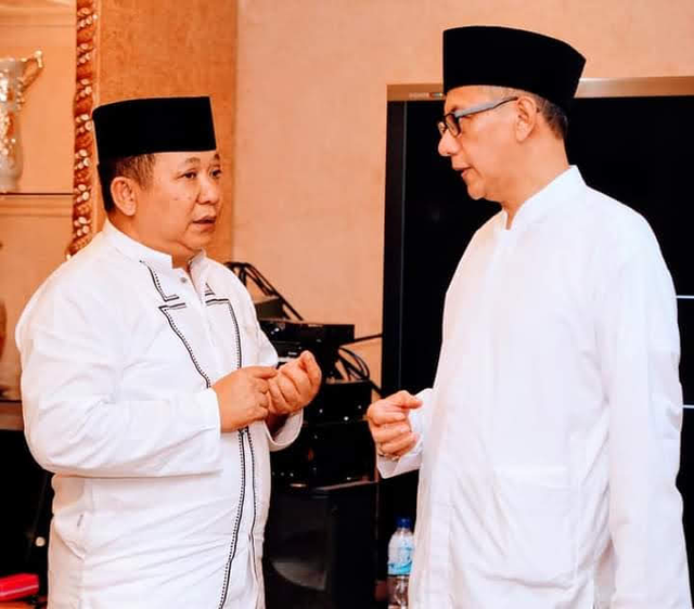 Bupati Jember Hendy Siswanto (kiri) berbincang dengan Wakil Bupati KH Muhammad Balya Firjaun Barlaman (kanan). Foto: Dok. Istimewa