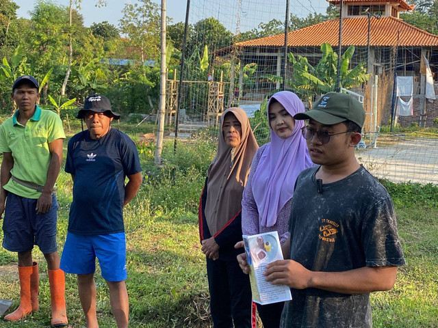 Edukasi dan pelatihan pembuatan kompos organik kepada warga Desa Lerep oleh Mahasiswa KKNT Universitas Diponegoro, Senin (12/8). Foto: Muhammad Hafizh Nur Putranto/Mahasiswa KKNT Universitas Diponegoro.