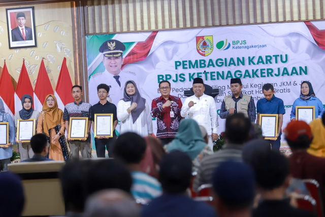 Pemkab Jember bersama BPJS Ketenagakerjaan dalam membagikan kartu Jamsos BPJS Ketenagakerjaan untuk pedagang keliling. Foto: Dok. Istimewa