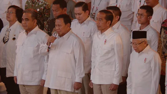 Ketua Umum Partai Gerindra sekaligus presiden terpilih Prabowo Subianto (kedua dari kiri) bersama Presiden Jokowi bersama Wapres Ma'ruf Amin saat ikuti acara Apel Kader Partai Gerindra di Indonesia Arena, Senayan, Jakarta, Sabtu (31/8/2024).  Foto: youtub/@prabowo