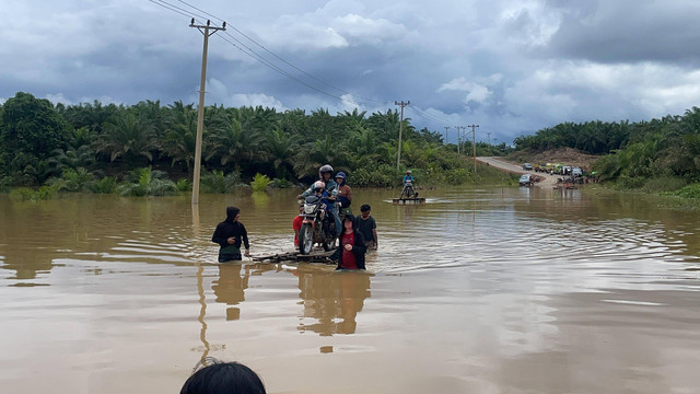 Banjir memutus akses Jalan Paralel Perbatasan di Kecamatan Ketungau Hulu, daerah perbatasan Kabupaten Sintang dengan Malaysia. Foto: Yusrizal Bota/Hi! Pontianak