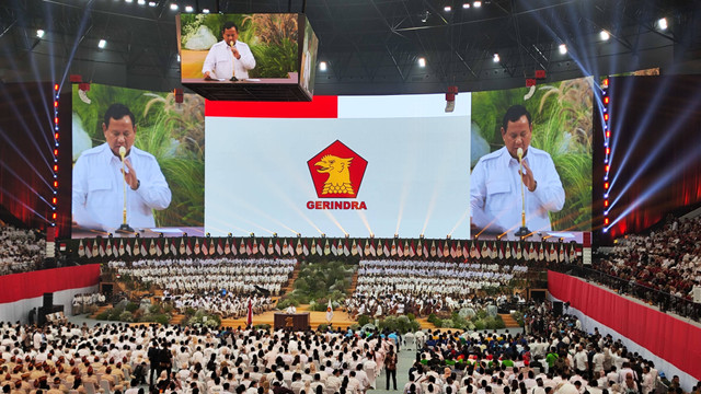 Prabowo Subianto memberikan sambutan di Penutupan Rapimnas Gerindra di Indonesia Arena, Jakarta, Sabtu (31/8). Foto: Jonathan Devin/kumparan