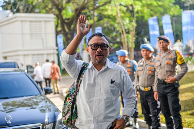 Bakal calon Wakil Gubernur Jawa Barat Ronal Surapradja tiba di RSHS Bandung, Sabtu (31/8/2024). Dok: ANTARA FOTO/Raisan Al Farisi/wpa