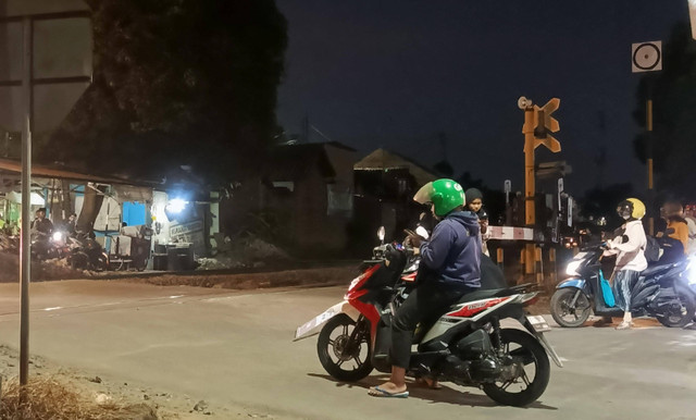 Perlintasan kereta api Kampung Baru Unila. | Foto: Bella Sardio/Lampung Geh