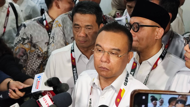 Ketua Harian Gerindra, Sufmi Dasco Ahmad, menjawab pertanyaan wartawan di Indonesia Arena, Jakarta, Sabtu (31/8). Foto: Jonathan Devin/kumparan