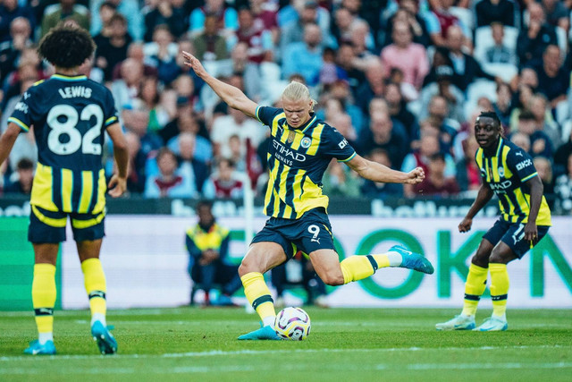 Erling Haaland tampil gemilang saat membawa Manchester City menang 3-1 atas West Ham United di Liga Inggris, Sabtu (31/8) malam WIB.  Foto: Manchester City.