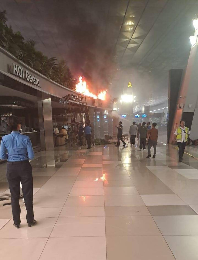 Api membakar bagian atas salah satu tenant di Terminal 3 Keberangkatan Bandara Soekarno-Hatta, Minggu (1/9).