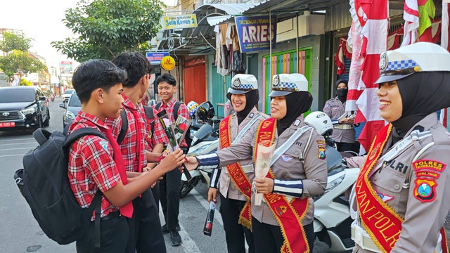 Hari Jadi Ke 76 Polwan RI, Polwan Polres Tulungagung Gelar Patroli Humanis