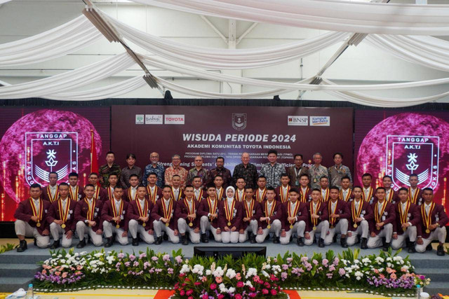 Mahasiswa Toyota Indonesia Academy (TIA) berfoto bersama dalam acara wisuda untuk program studi D2 TOPKR dan D1 TPMO di TIA Building TMMIN Plant 3 Karawang, Jawa Barat, Kamis (29/8/2024). Foto: Toyota