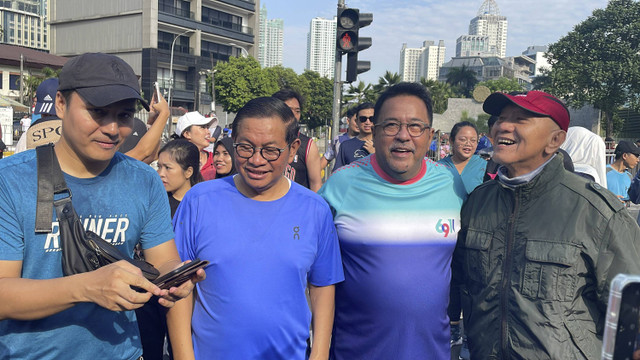 Bakal cagub dan cawagub Jakarta, Pramono Anung dan Rano Karno berolahraga dan menyapa masyarakat di CFD, Thamarin, Jakarta Pusat, Minggu (1/9/2024). Foto: Fadhil Pramudya/kumparan