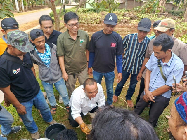 AHN dan DRL saat berikan penyuluhan kepada kelompok tani di Pesawaran, Lampung. | Foto: Ist