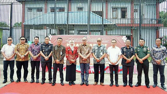 Kepala Kanwil Kemenkumham Sulawesi Utara, Ronald Lumbuun berfoto bersama dengan para pejabat saat pisah sambut Kepala Lembaga Pembinaan Khusus Anak (LPKA) Kelas II Tomohon dan Lembaga Pemasyarakatan Perempuan (LPP) Kelas IIB Manado.