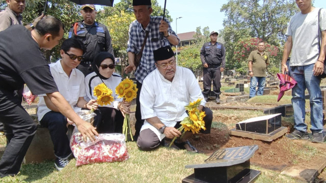 Bakal calon wakil gubernur Jakarta dari PDIP, Rano Karno berziarah ke makam tokoh Betawi, Babe Sabeni dan Hj. Siti Aminah Tjendrakasih alias Mak Nyak di Taman Pemakaman Umum (TPU) Karet Bivak, Jakarta Pusat, Minggu (1/9/2024). Foto: Zamachsyari/kumparan