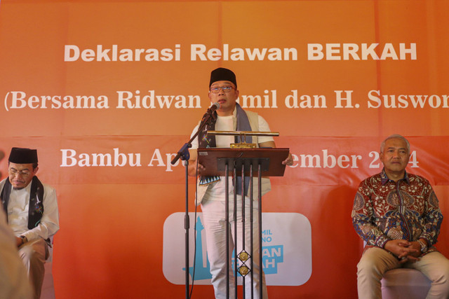 Calon Gubernur Jakarta Ridwan Kamil memberikan sambuta saat menghadiri peresmian relawan 'Berkah' di kawasan Bambu Apus, Jakarta, Minggu (1/9/2024). Foto: Iqbal Firdaus/kumparan