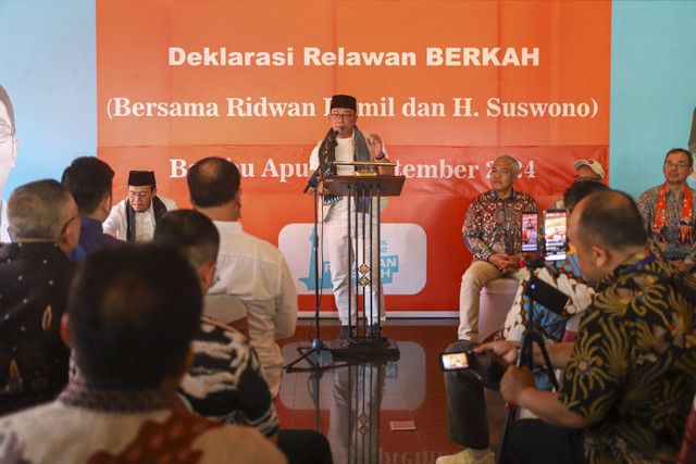 Calon Gubernur Jakarta Ridwan Kamil memberikan sambuta saat menghadiri peresmian relawan 'Berkah' di kawasan Bambu Apus, Jakarta, Minggu (1/9/2024). Foto: Iqbal Firdaus/kumparan