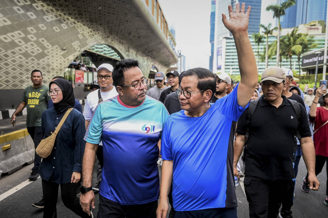 Pasangan Bakal calon Gubernur DKI Jakarta Pramono Anung (kanan) dan bakal calon Wakil Gubernur DKI Jakarta Rano Karno (kiri) berolahraga saat Hari Bebas Kendaraan Bermotor (HBKB) di Halte Bundaran HI, Jakarta, Minggu (1/9/2024). Foto: Rivan Awal Lingga/ANTARA FOTO