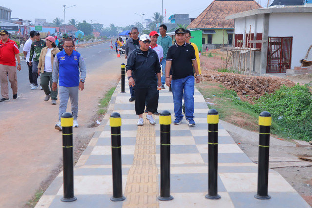 Pj Wali Kota Palembang, A Damenta, beserta jajaran saat berjalan di lokasi CFD baru. (dok. Kominfo Palembang)