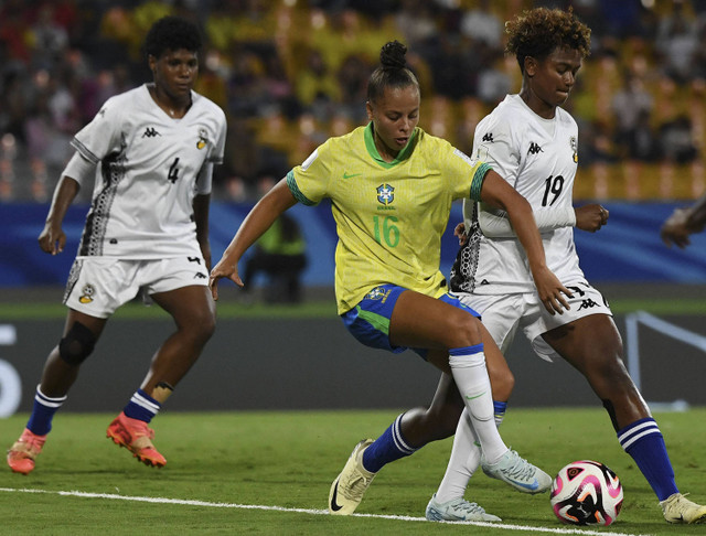 Penyerang Brasil Milena (C) dan pemain bertahan Fiji Angeline Rekha berebut bola saat pertandingan Piala Dunia Wanita U-20 FIFA 2024 antara Brasil dan Fiji di stadion Atanasio Girardot di Medellin, Kolombia, Sabtu (31/8/2024). Foto: JAIME SALDARRIAGA/AFP