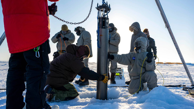 Tim peneliti menerjunkan robot IceNode untuk mengukur seberapa cepat lapisan es di Antartika mencair. Foto: U.S. Navy/Scott Barnes