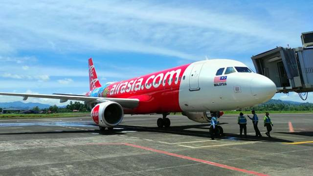 Pesawat AirAsia dari Kota Kinabalu tiba pertama kali di Bandara Sam Ratulangi Manado, Minggu (1/9).