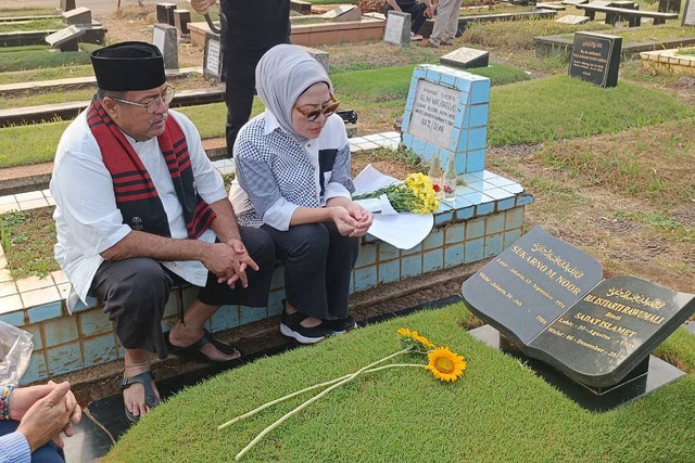 Bacawagub gubernur Jakarta Rano Karno berziarah ke makam orang tuanya di TPU Tanah Kusir, Jakarta Selatan, Minggu (1/9/2024). Foto: Zamachsyari/kumparan