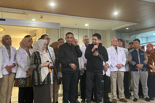 Konferensi pers bakal cagub dan cawagub Jakarta dari independen, Dharma Pongrekun dan Kun Wardana, usai menjalani pemeriksaan kesehatan di RSUD Tarakan, Jakarta Pusat, Minggu (1/9/2024). Foto: Fadhil Pramudya/kumparan