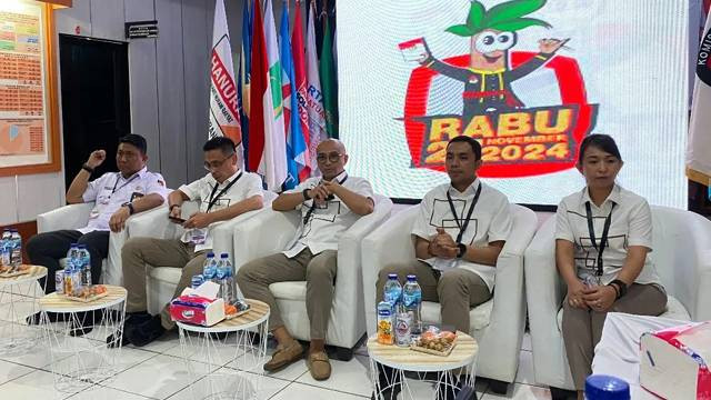 Komisioner KPU Kabupaten Minahasa Utara saat pendaftaran calon Bupati dan Wakil Bupati Minahasa Utara.