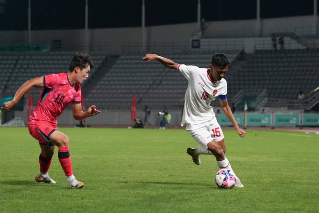 Pemain Timnas U-19 Indonesia Dony Try Pamungkas berusaha melewati pemain Timnas U-19 Korea Selatan pada pertandngan Seoul Earth On Us Cup, Mokdong Stadium, Seoul, Korea Selatan, Minggu (1/9/2024). Foto: PSSI