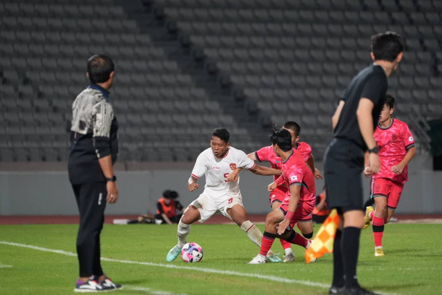 Pemain Timnas U-19 Indonesia Muhammad Alfarezzi Buffon berebut bola dengan pemain Timnas U-19 Korea Selatan pada pertandingan Seoul Earth On Us Cup, Mokdong Stadium, Seoul, Korea Selatan, Minggu (1/9/2024). Foto: PSSI