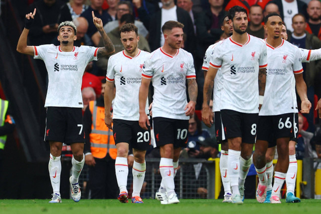 Selebrasi pemain Liverpool Luis Diaz usai mencetak gol ke gawang Manchester United pada pertandingan Liga Inggris di Old Trafford, Manchester, Inggris, Minggu (1/9/2024). Foto: Molly Darlington/REUTERS