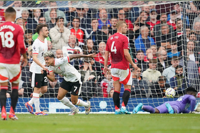 Pemain Liverpool Luis Diaz mencetak gol ke gawang Manchester United pada pertandingan Liga Inggris di Old Trafford, Manchester, Inggris, Minggu (1/9/2024). Foto: Dave Thompson/AP PHOTO