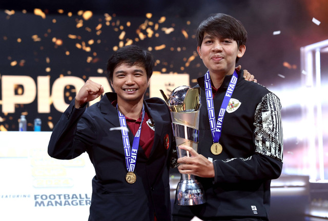 Ichsan Taufiq (kiri) dan Manar Hidayat bawa Indonesia jadi juara Piala Dunia Football Manager 2024. Foto: X/@FIFAe