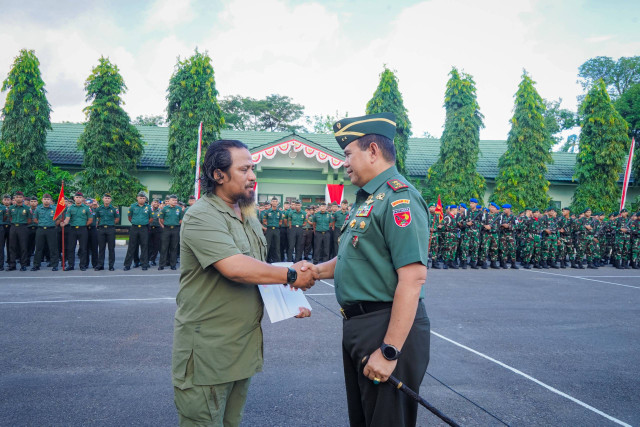 Momen saat Serka Sahupala diberi penghargaan oleh Pangdam XV/Pattimura Ambon, Mayjen TNI Syafrial.  Foto: Dok: Istimewa 