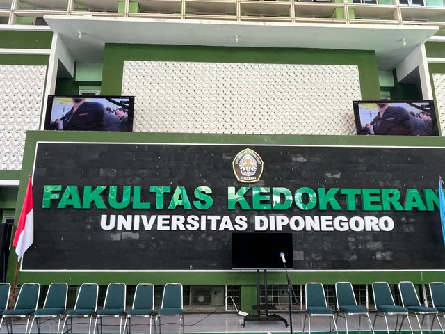 Ratusan civitas akademika Fakultas Kedokteran (FK) Universitas Diponegero (Undip) Semarang menggelar apel pagi dan doa bersama dalam rangka dukungan terhadap Dekan FK Undip dr Yan Wisnu yang diberhetikan  aktivitas kliniknya di RSUP dr Kariadi. Foto: Intan Alliva Khansa/kumparan