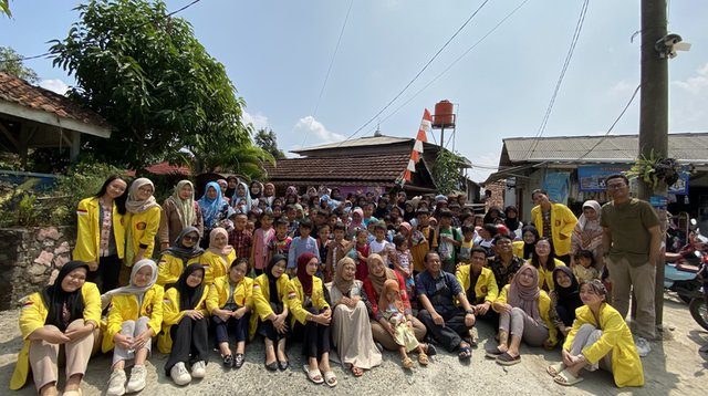 Tim Pengabdian Masyarakat FIA UI 2024 Foto bersama dengan anak-anak binaan TBM Bale Baca Cijayanti dan masyarakat Desa Cijayanti (Dokumentasi Penulis)