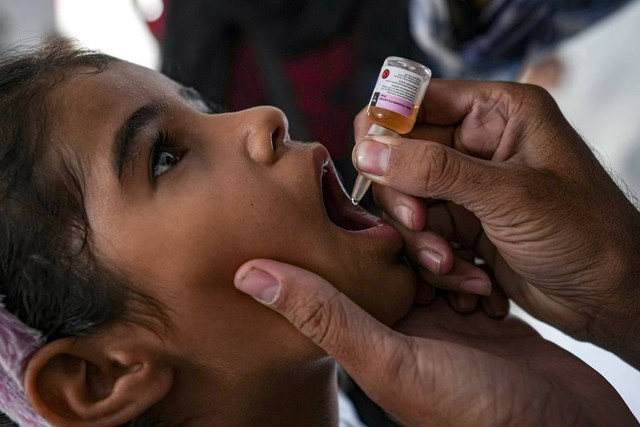 Vaksinasi polio di Gaza. Foto: Abdel Kareem Hana / AP Photo