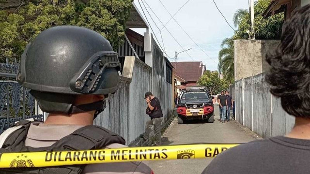 Polisi berjaga-jaga di lorong masuk rumah Bacagub Aceh Buztami yang dilempari bom di Banda Aceh, Senin (2/9/2024). Foto: M Haris SA/Antara