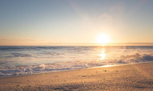 Pantai Plentong. Foto hanyalah ilustrasi bukan tempat sebenarnya. Sumber: Unsplash/Jeremy Ricketts