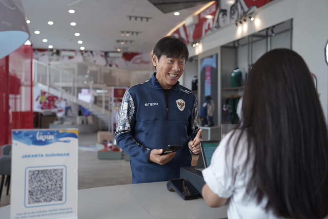 Pelatih Timnas Indonesia Shin Tae-Yong membuka rekening di Bank Mandiri memanfaatkan layanan Golden Visa. Foto: Dok. Bank Mandiri